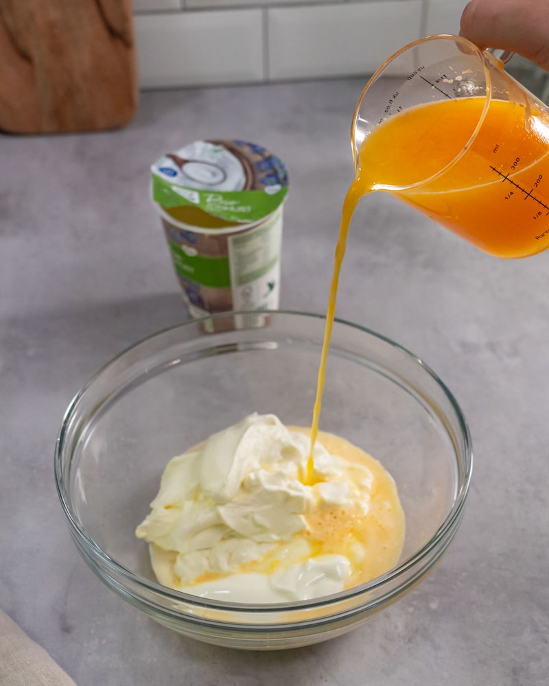 Dieses Bild, zeigt die Sahne mit dem Orangensaft.