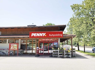 Sie sehen den Eingang vom Penny Markt in Ruhpolding Zellerstr. 26