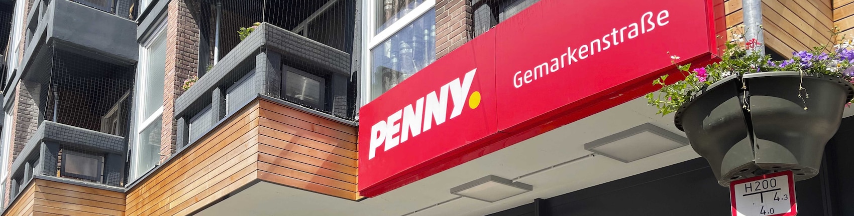 Sie sehen den Eingang vom Penny Markt in Essen - Holsterhausen, Gemarkenstr. 114-116