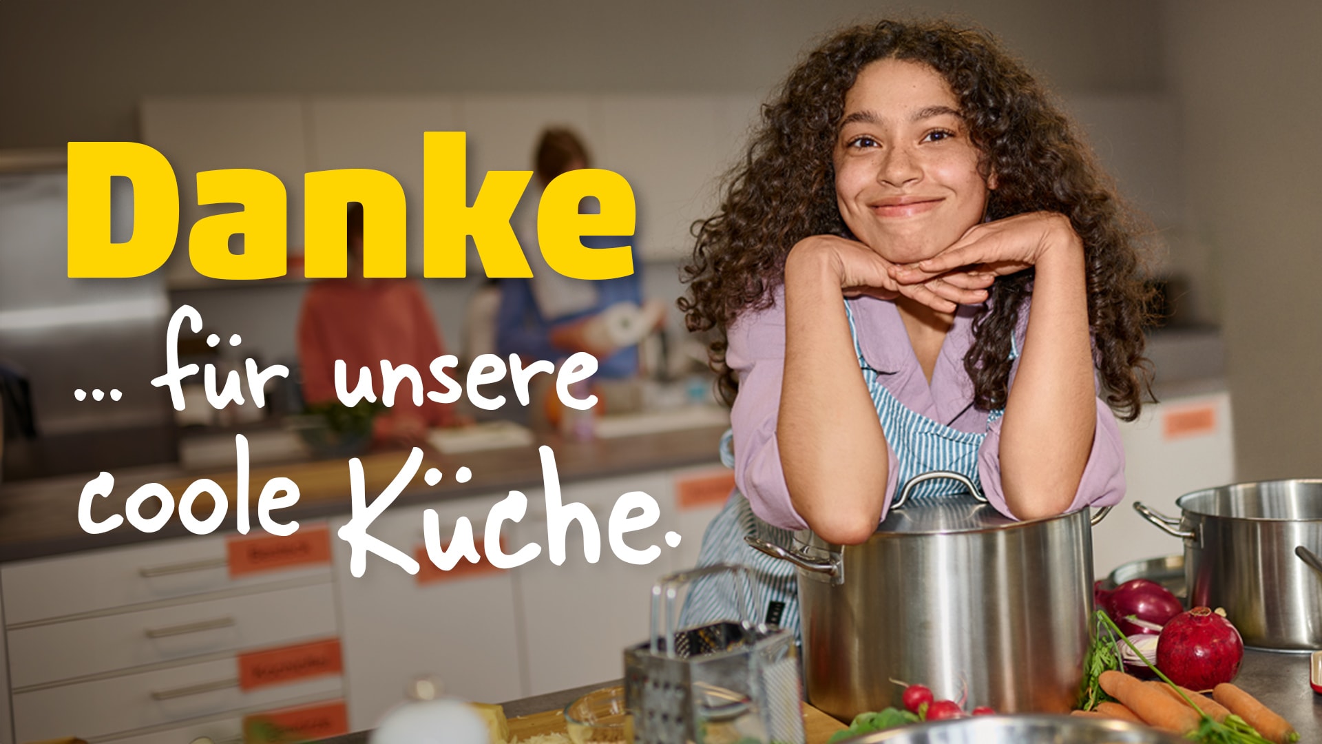 Eine Jugendliche in der Küche