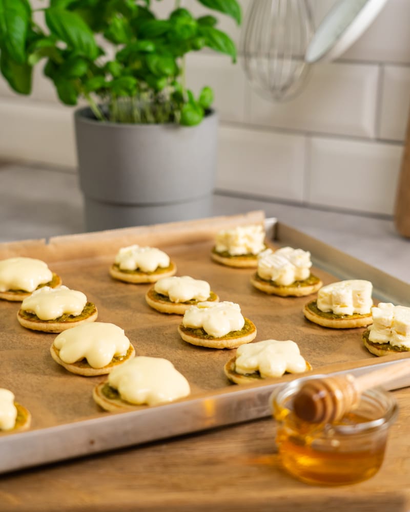 Herzhafte Blinis mit gratinierten Käseblüten