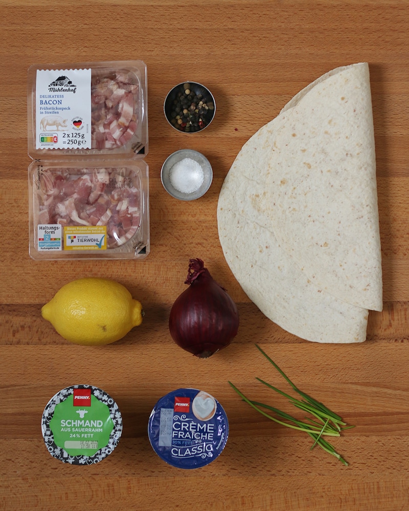 Auf diesem Bild siehst du alle Zutaten für unseren Flammkuchen mit Tortillas.