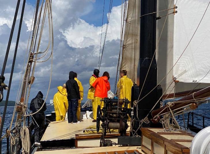 Jugendliche auf einem Boot bei einer Segelschulung