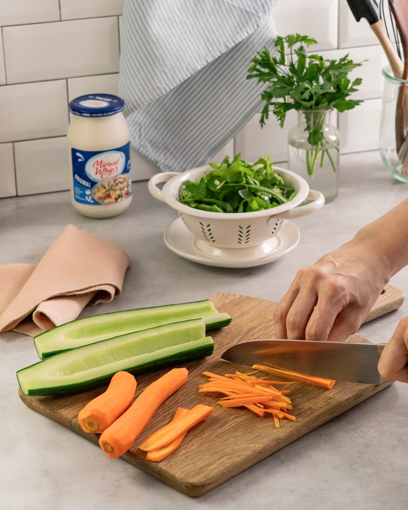 Dieses Bild zeigt wie das das Gemüse geschnitten wird.