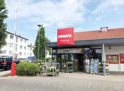 Sie sehen den Eingang vom Penny Markt in Kronberg, Frankfurter Str. 71