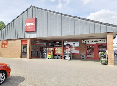 Sie sehen den Eingang vom Penny Markt in Velpke, Bahnhofstr. 19