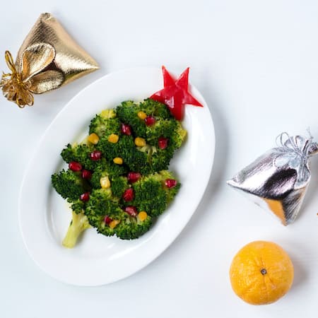 Brokkoli Teller auf Tisch