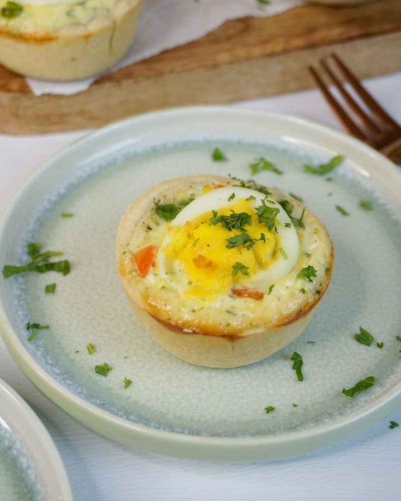 Dieses Bild zeigt die fertige Gemüse-Quiche mit Ei.