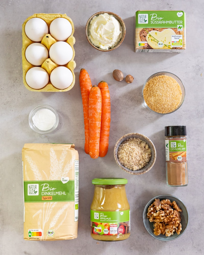 Dieses Bild zeigt die Zutaten für den Carrot Cake Blechkuchen.