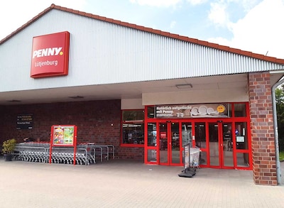Sie sehen den Eingang vom Penny Markt in Luetjenburg Schoenberger Str. 3