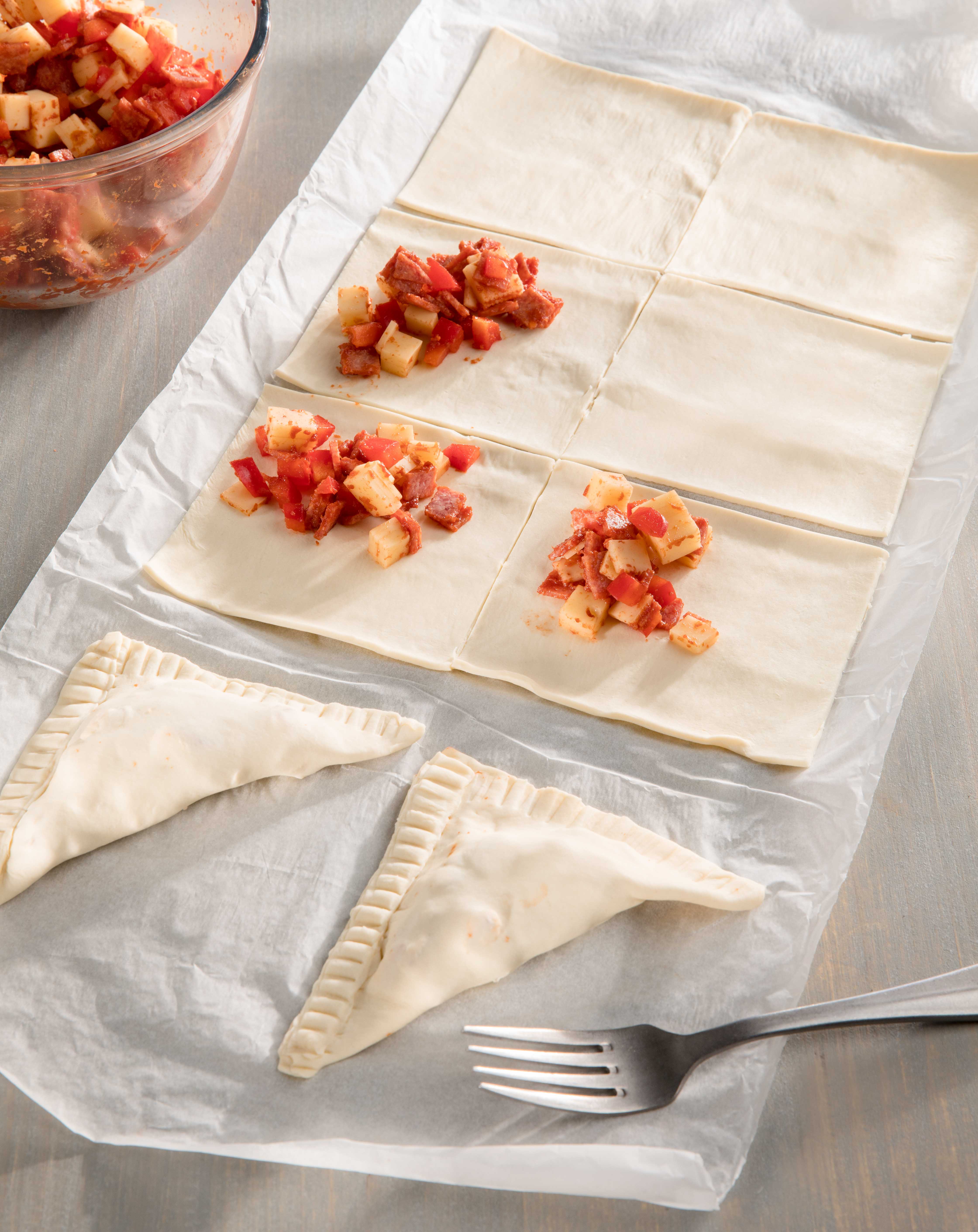 Gefüllte Blätterteigtaschen mit Salami &amp; Paprika | PENNY.de