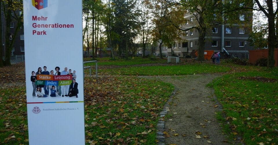 Blick auf eine Aussenanlage mit einem Vereinsbanner