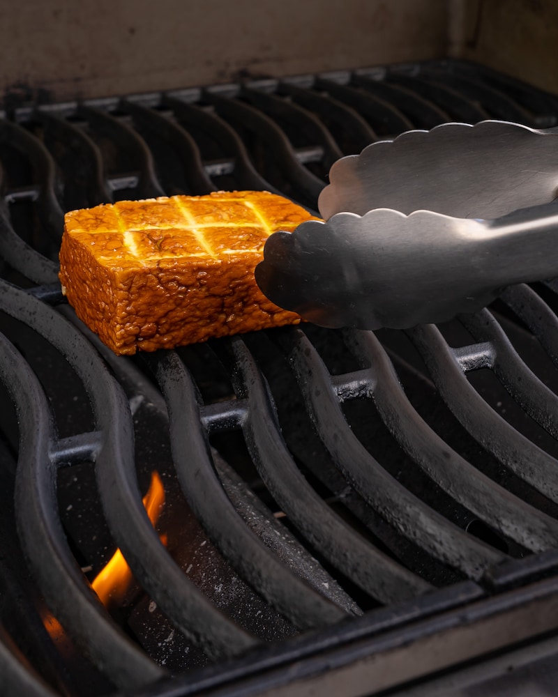 Dieses Bild zeigt, wie der Tofu gegrillt wird.