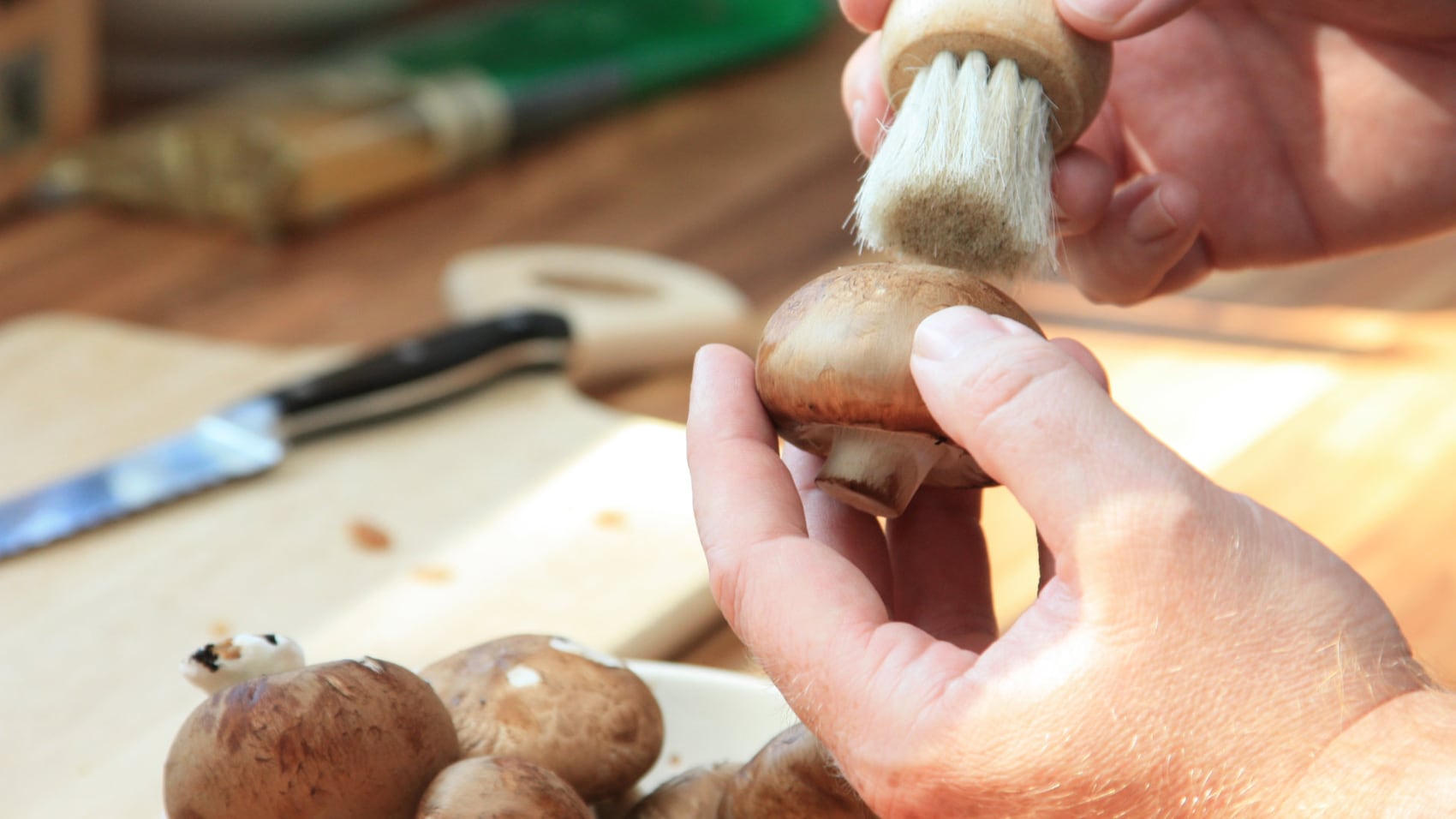 Champignons putzen
