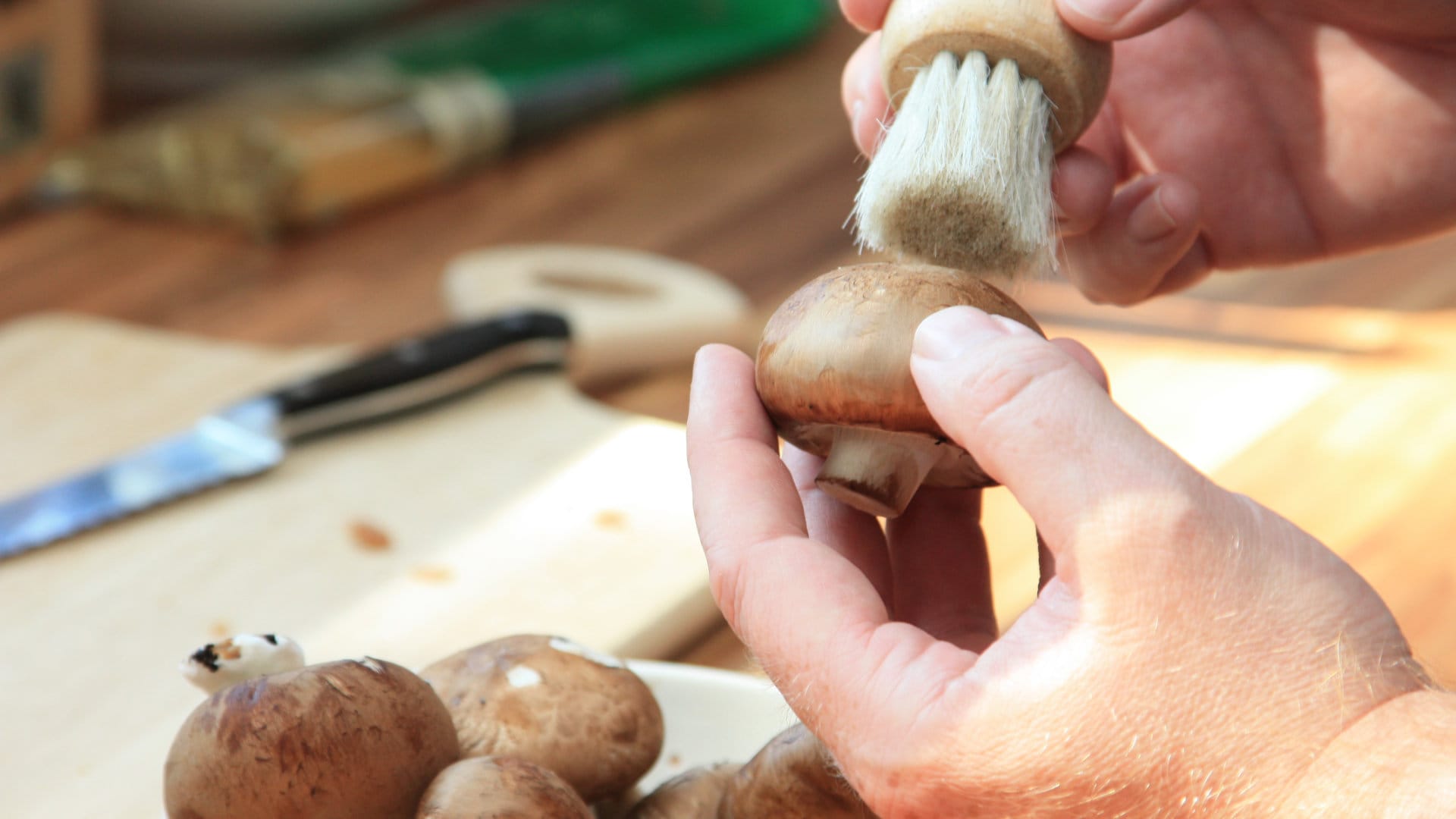 Champignons putzen