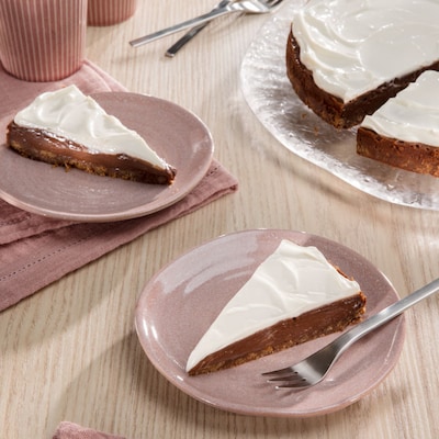 Dieses Bild zeigt den fertigen New York Chocolate Cheesecake.