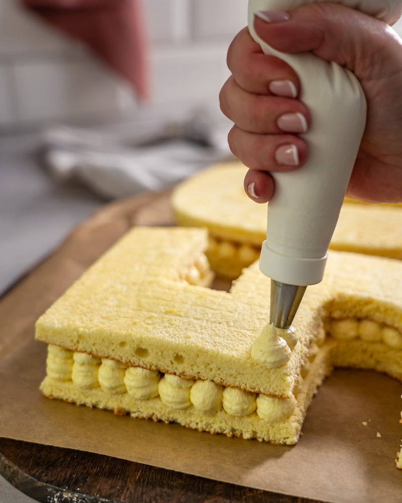Dieses Bild zeigt wie die Creme auf den Kuchen gegeben wird.
