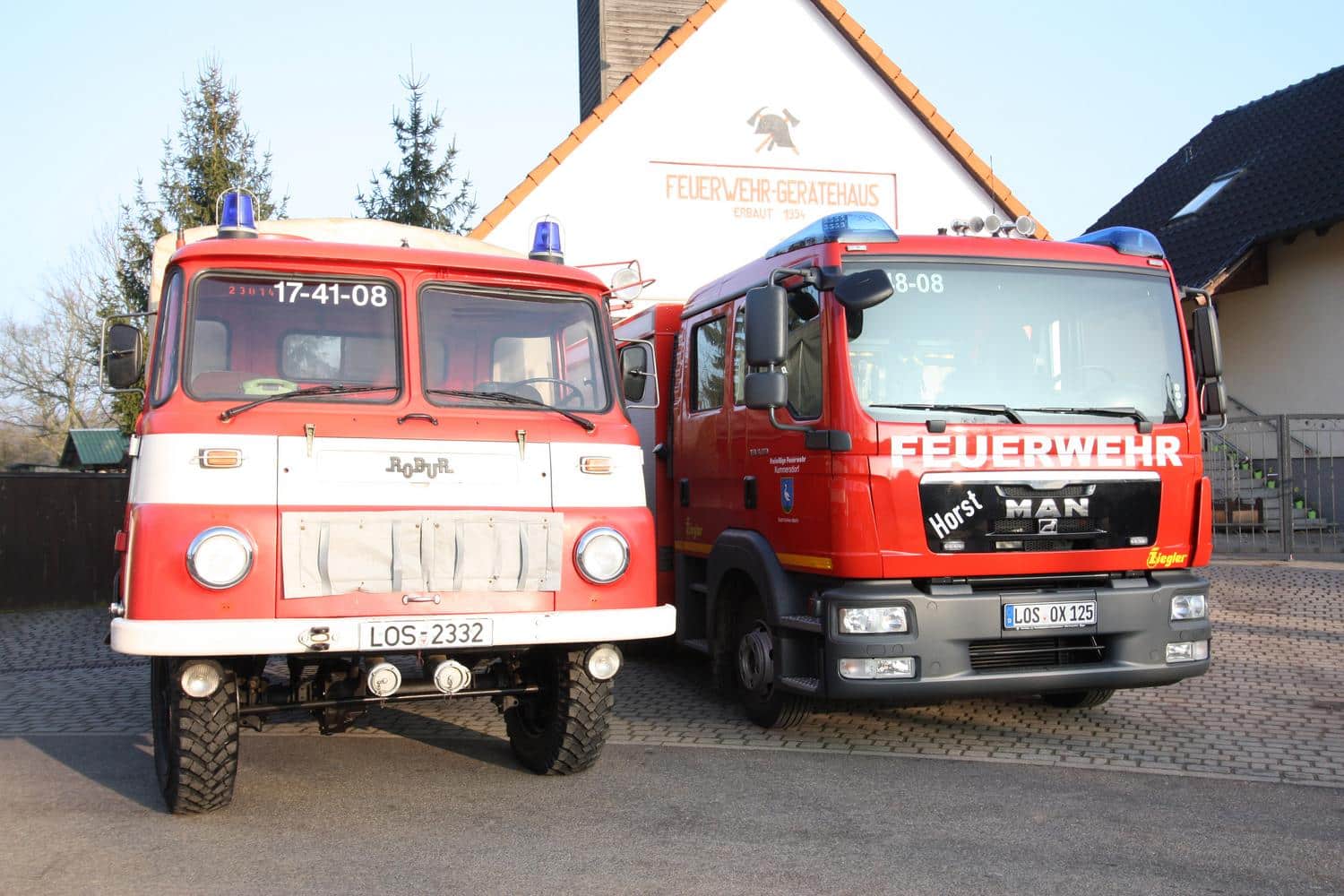 Ausblick auf zwei Feuerwehrwaegen