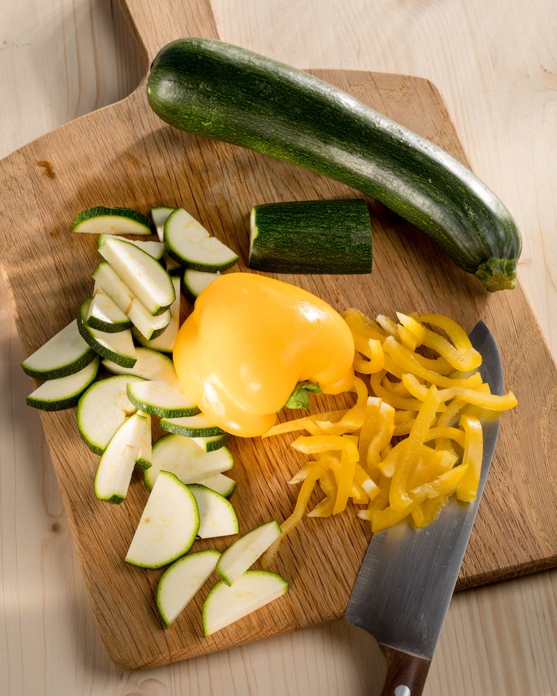 Auf diesem Bild siehst du geschnittene Paprika und Zucchini.