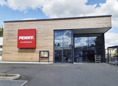 Sie sehen den Eingang vom Penny Markt in Hadamar, Neue Chaussee 2A