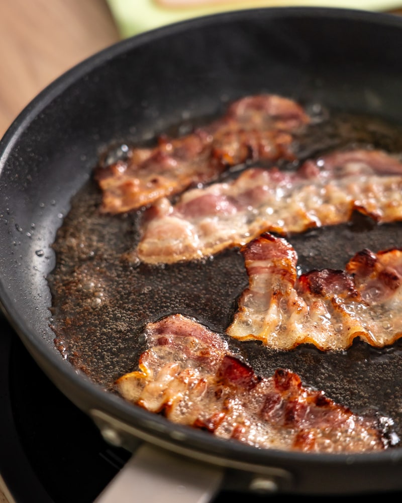 Dieses Bild zeigt wie der Bacon angebraten wird.