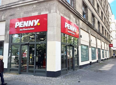 Sie sehen den Eingang vom Penny Markt in Berlin/Prenzlauer Berg Prenzlauer Allee 181