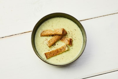 Dieses Bild das fertige Zucchinisuppe mit Graubrot-Croutons.