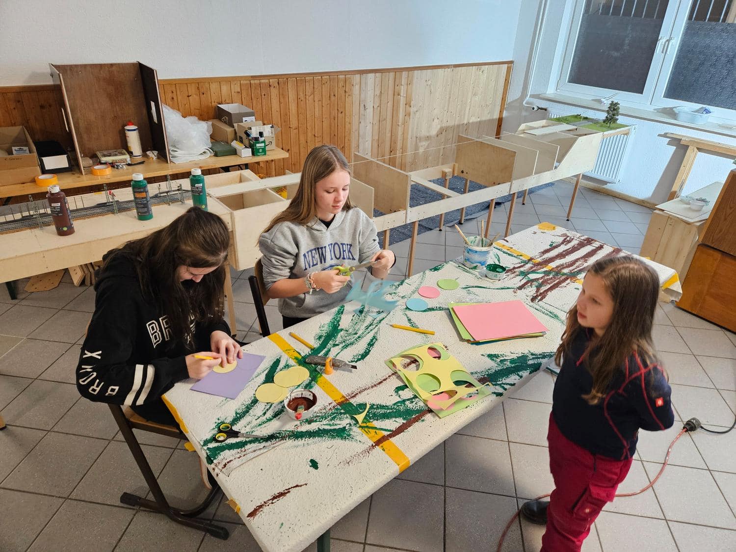Kinder und Jugendliche beim Basteln