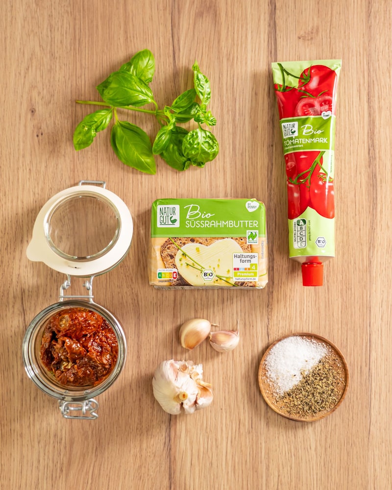 Dieses Bild zeigt die Zutaten für die Tomatenbutter.