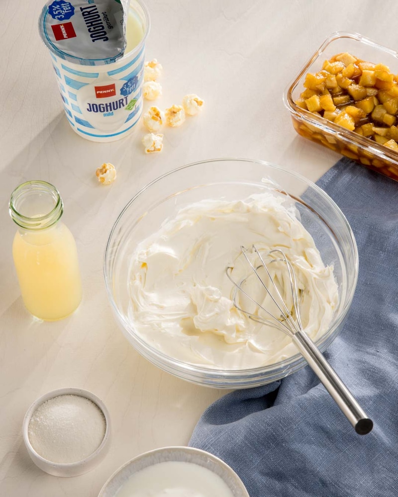 Dieses Bild zeigt wie die Creme für den Kuchen angerührt wird.