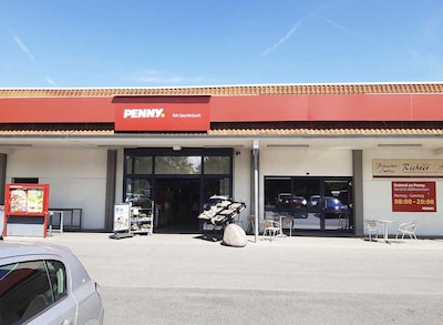 Sie sehen den Eingang vom Penny Markt in Kleinwelka Hoyerswerdaer Strasse 136