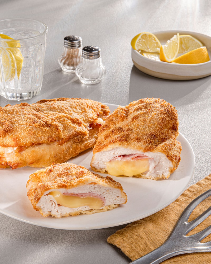 Dieses Bild zeigt das fertige Hähnchen Cordon Bleu in der Heißluftfritteuse.