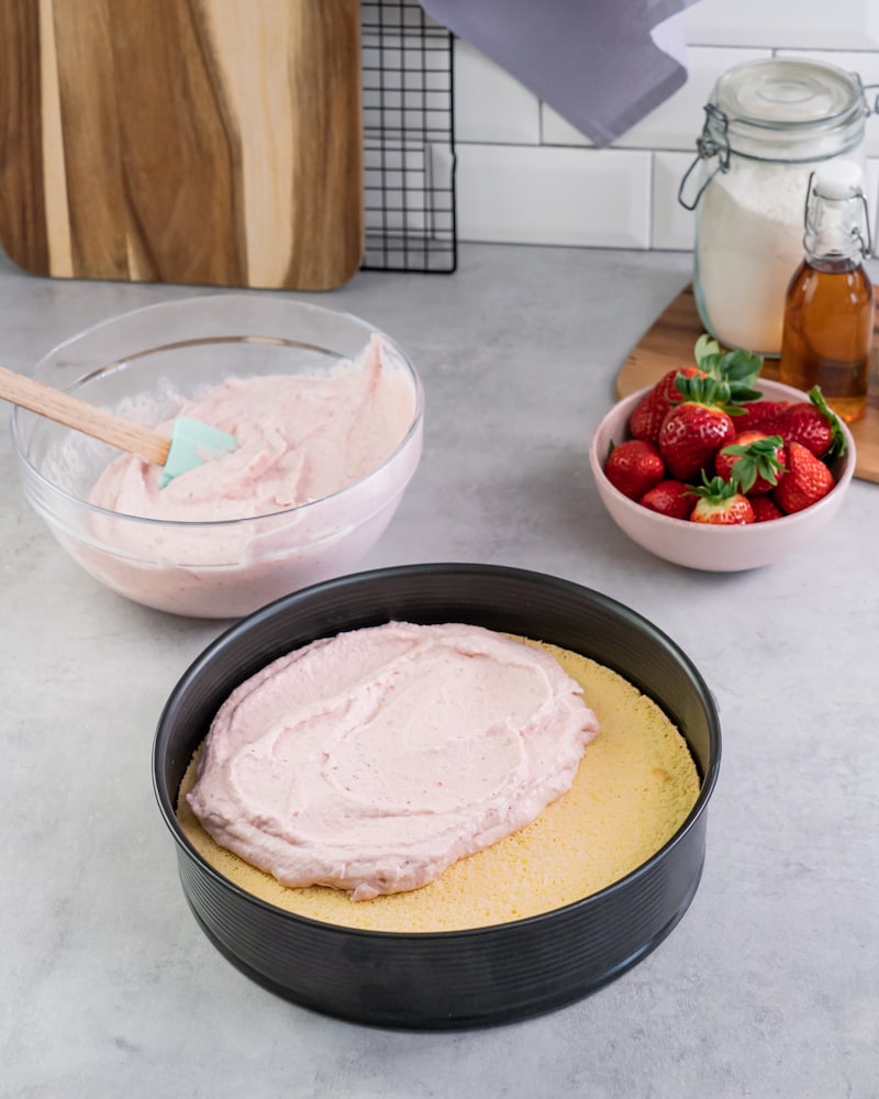 Dieses Bild zeigt wie die fertige Füllung auf den gebackenen Teig gegeben wird.