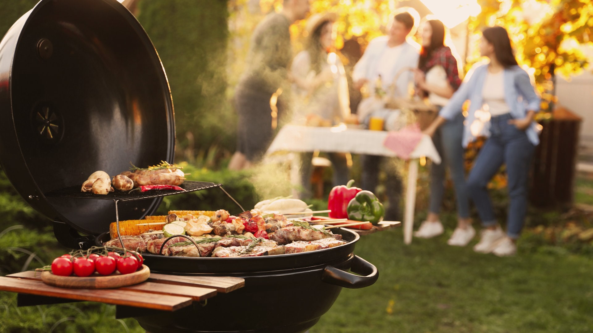 Gemeinsames Grillen mit Kohlegrill