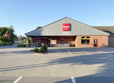 Sie sehen den Eingang vom Penny Markt in Kassel/Waldau, Kasselerstr. 72