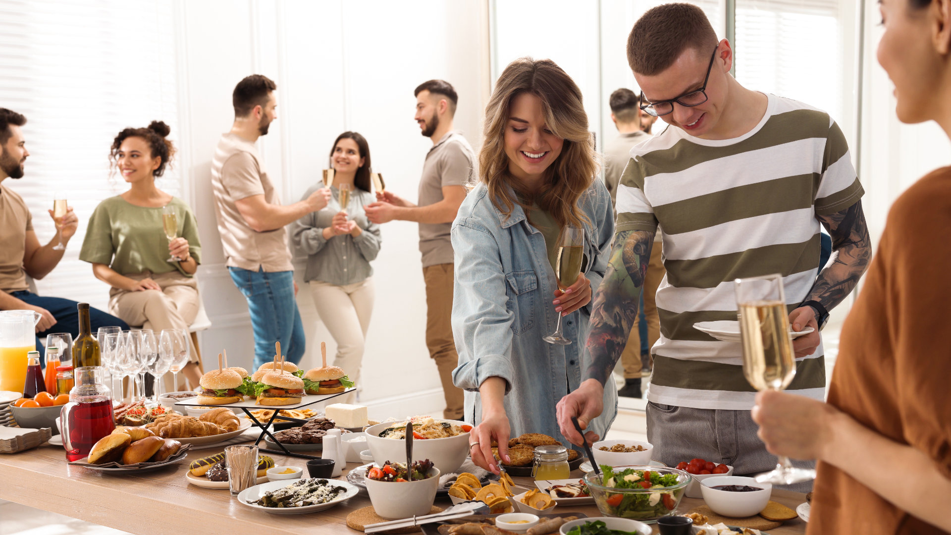 Menschen am Buffet