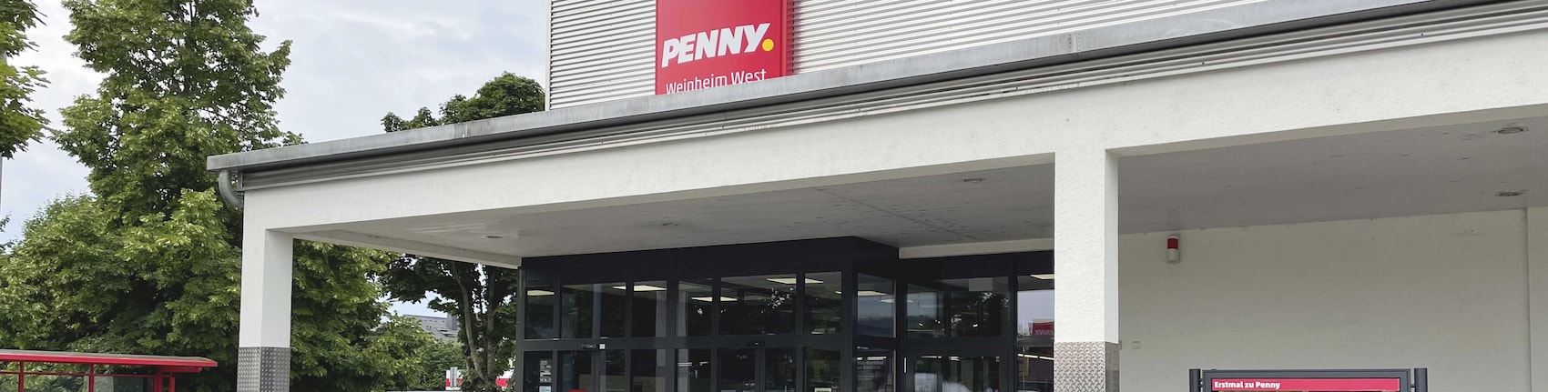 Sie sehen den Eingang vom Penny Markt in Weinheim, Freiburger Str. 29