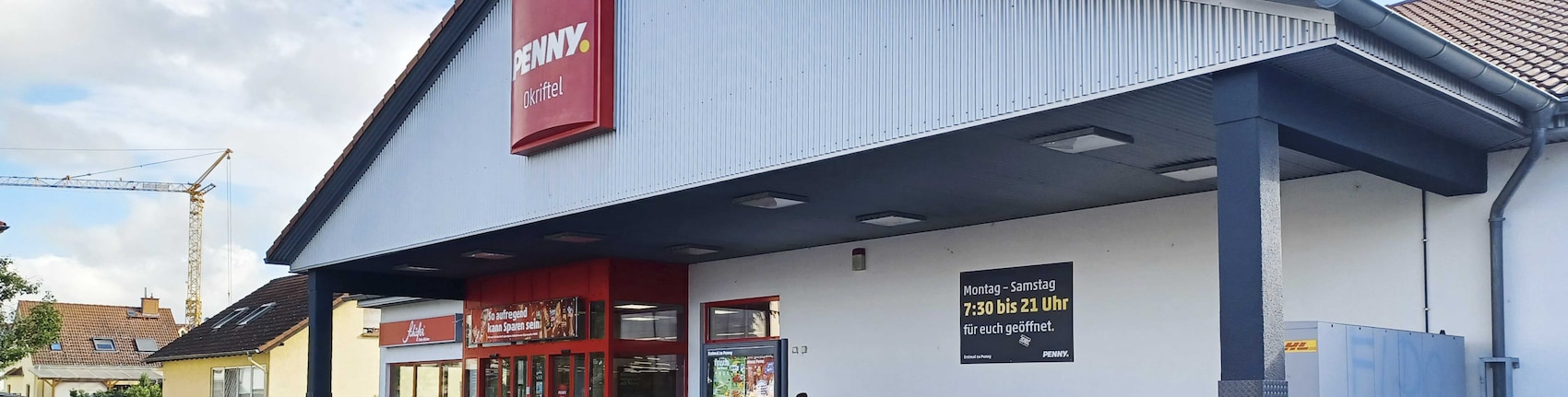 Sie sehen den Eingang vom Penny Markt in Hattersheim/Okriftel, Rheinstrasse 3-11