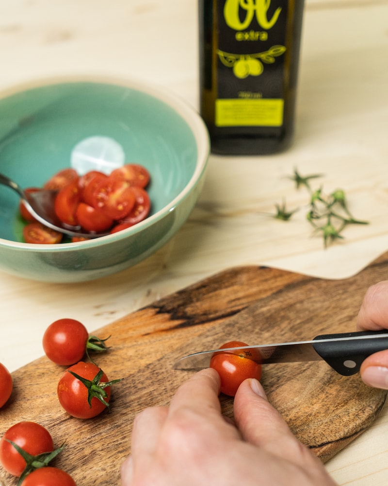Auf diesem Bild siehst du wie Cocktail Tomaten geschnitten werden.