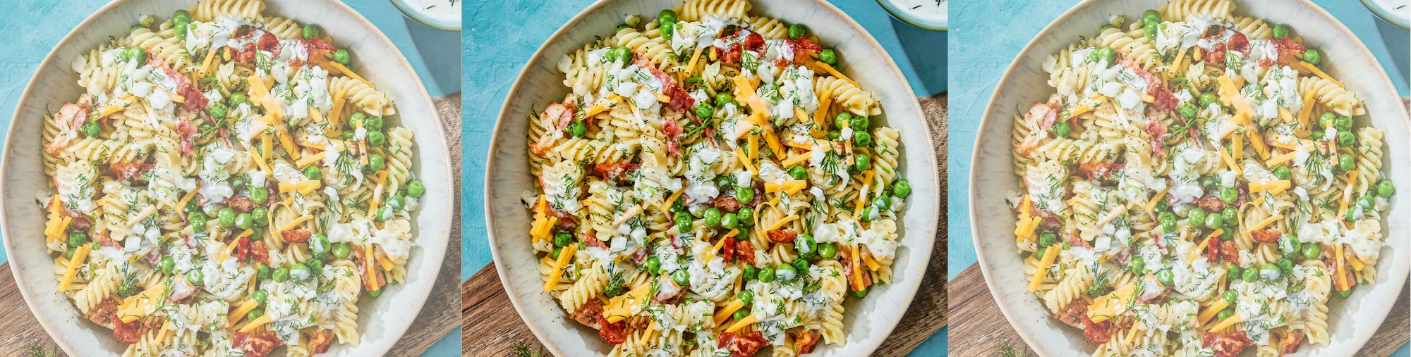 Dieses Bild zeigt den fertigen Nudelsalat mit Knusperbacon und grünen Erbsen.