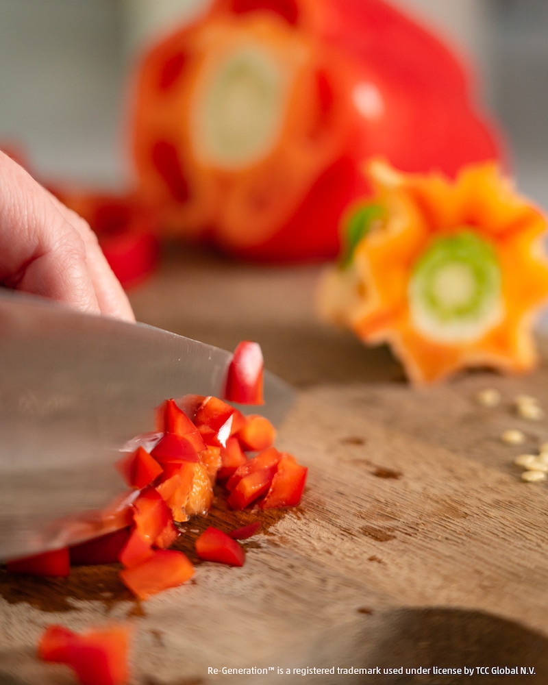 Paprika wird gewürfelt.