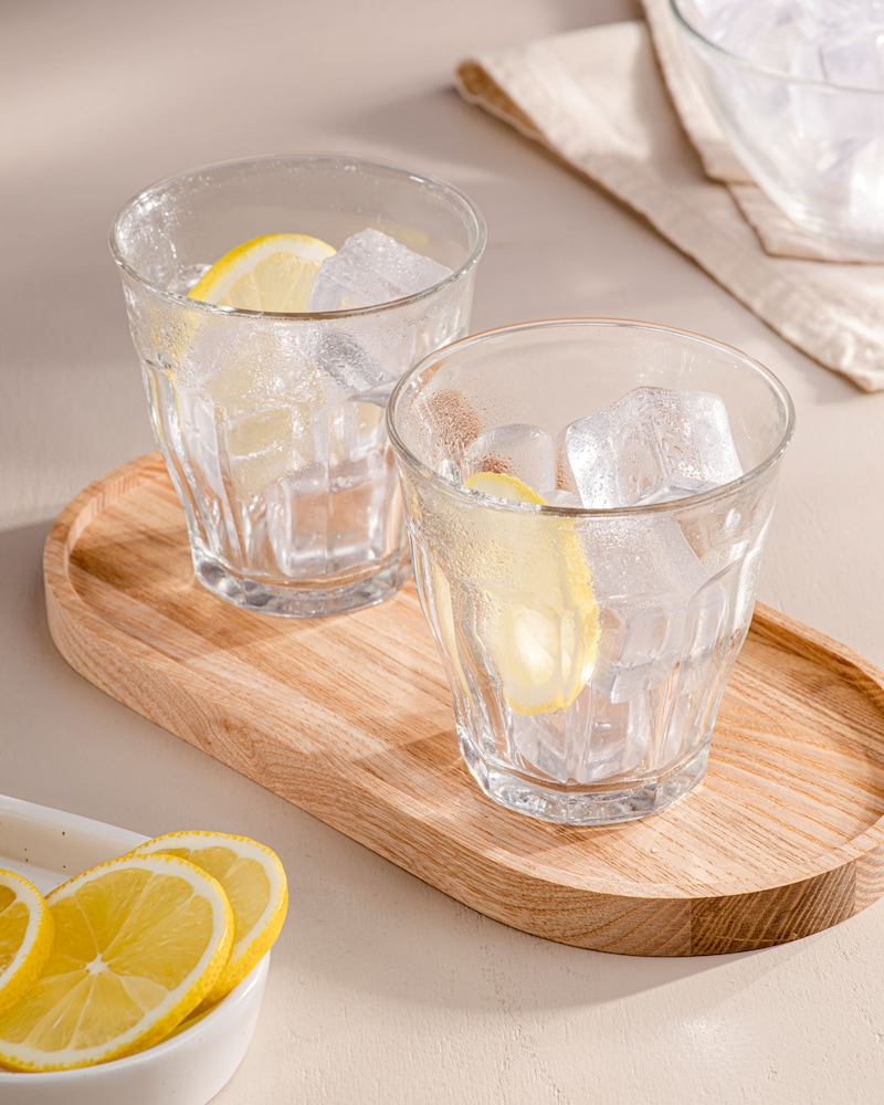 Das Bild zeigt zwei Gläser mit Eis und Zitrone.