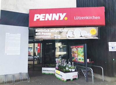 Sie sehen den Eingang vom Penny Markt in Leverkusen – Lützenkirchen, Leineweberstr. 1