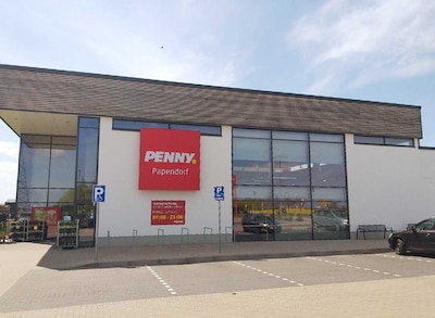 Sie sehen den Eingang vom Penny Markt in Papendorf, Sandkrug 4b