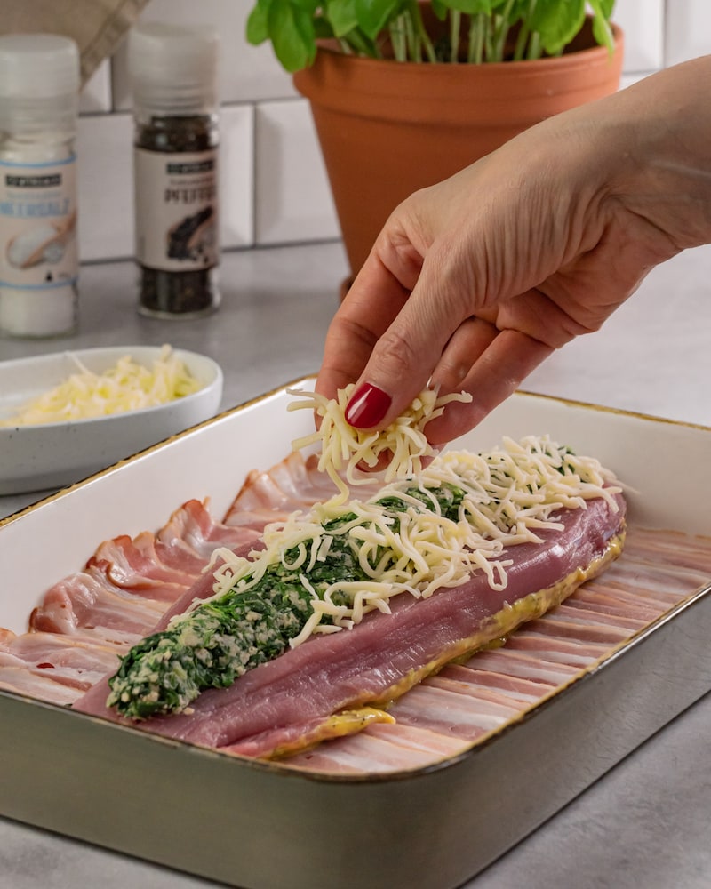 Dieses Bild zeigt wie das Filet bestreut wird.