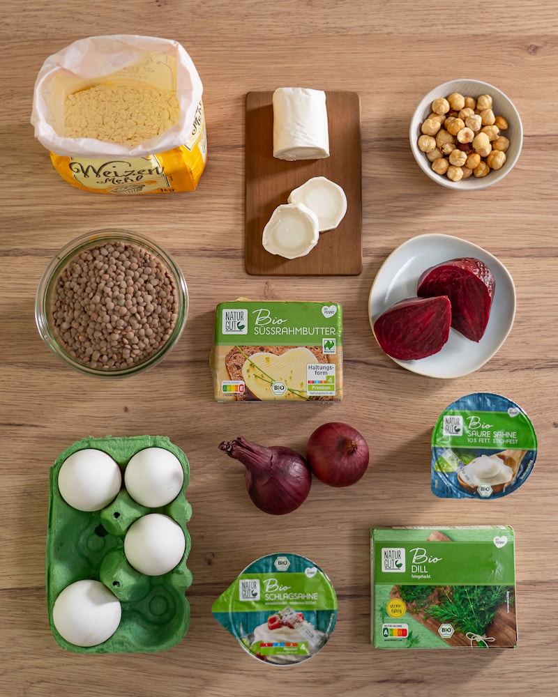 Rote-Beete-Tarte mit Ziegenkäse und gerösteten Haselnüssen