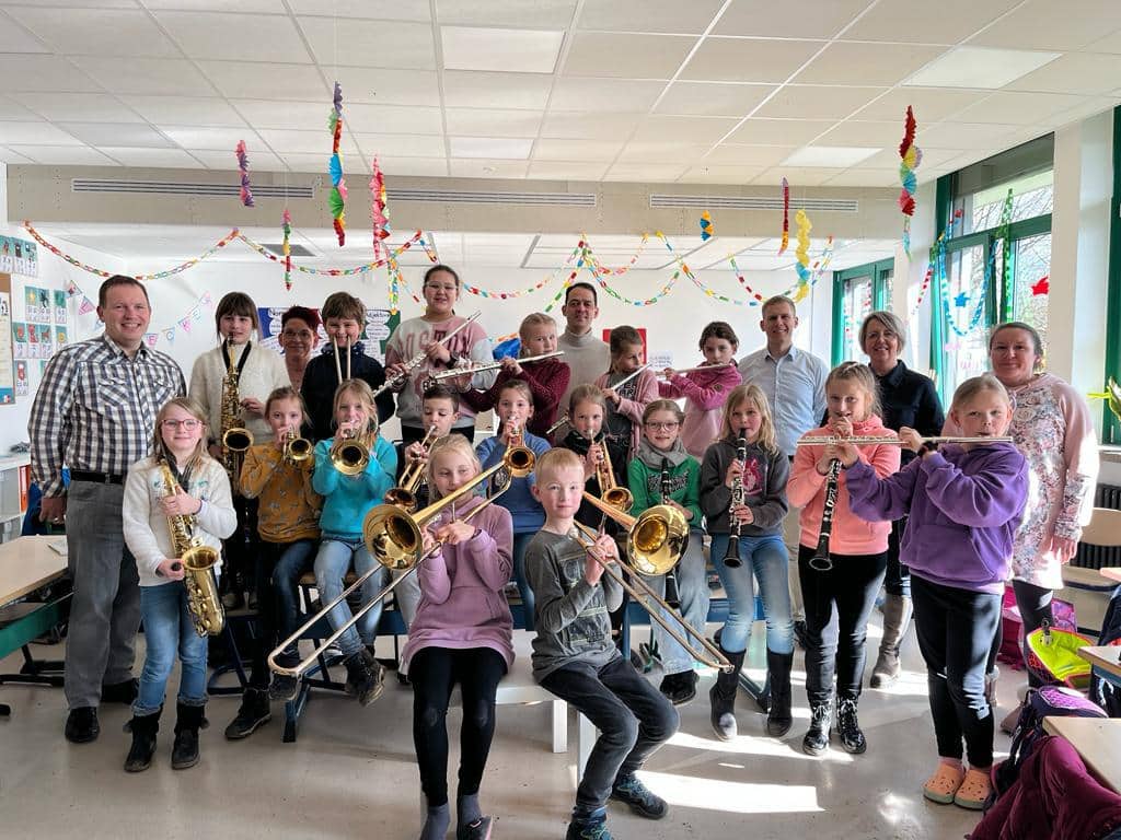 Schulkinder mit Blasinstrumenten