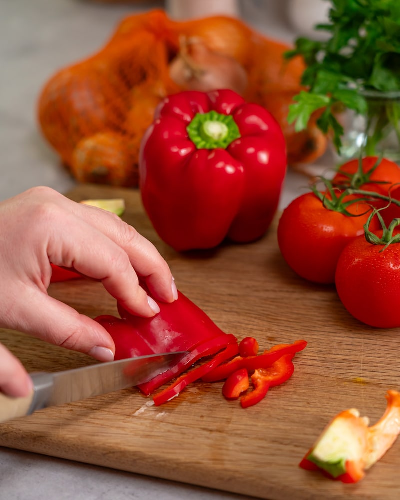 Dieses Bild zeigt das schneiden der Paprika.
