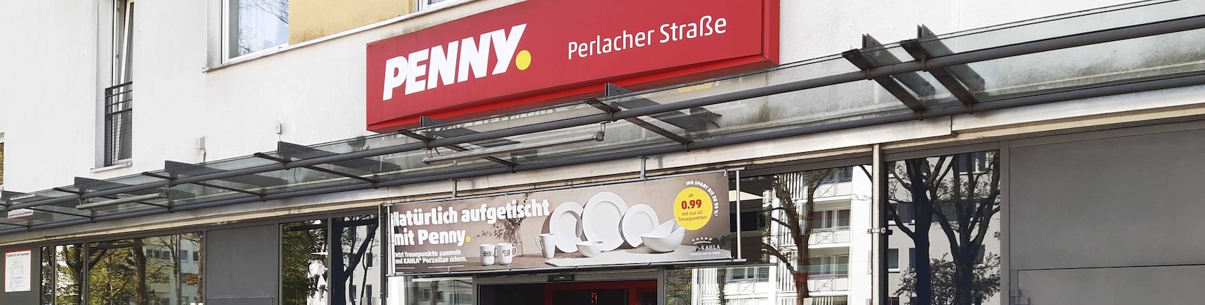 Sie sehen den Eingang vom Penny Markt in Muenchen/Obergiesing, Perlacher Str. 122A