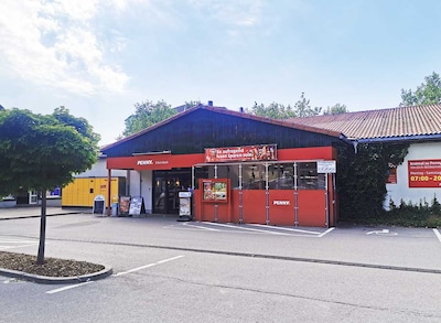 Sie sehen den Eingang vom Penny Markt in Eibenstock Schneeberger Strasse 13B